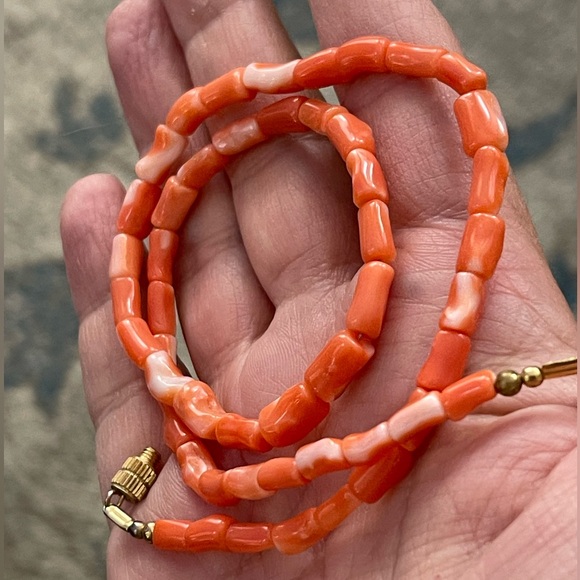 Natural Japanese momo coral tubular bead gold tone necklace - Picture 6 of 7